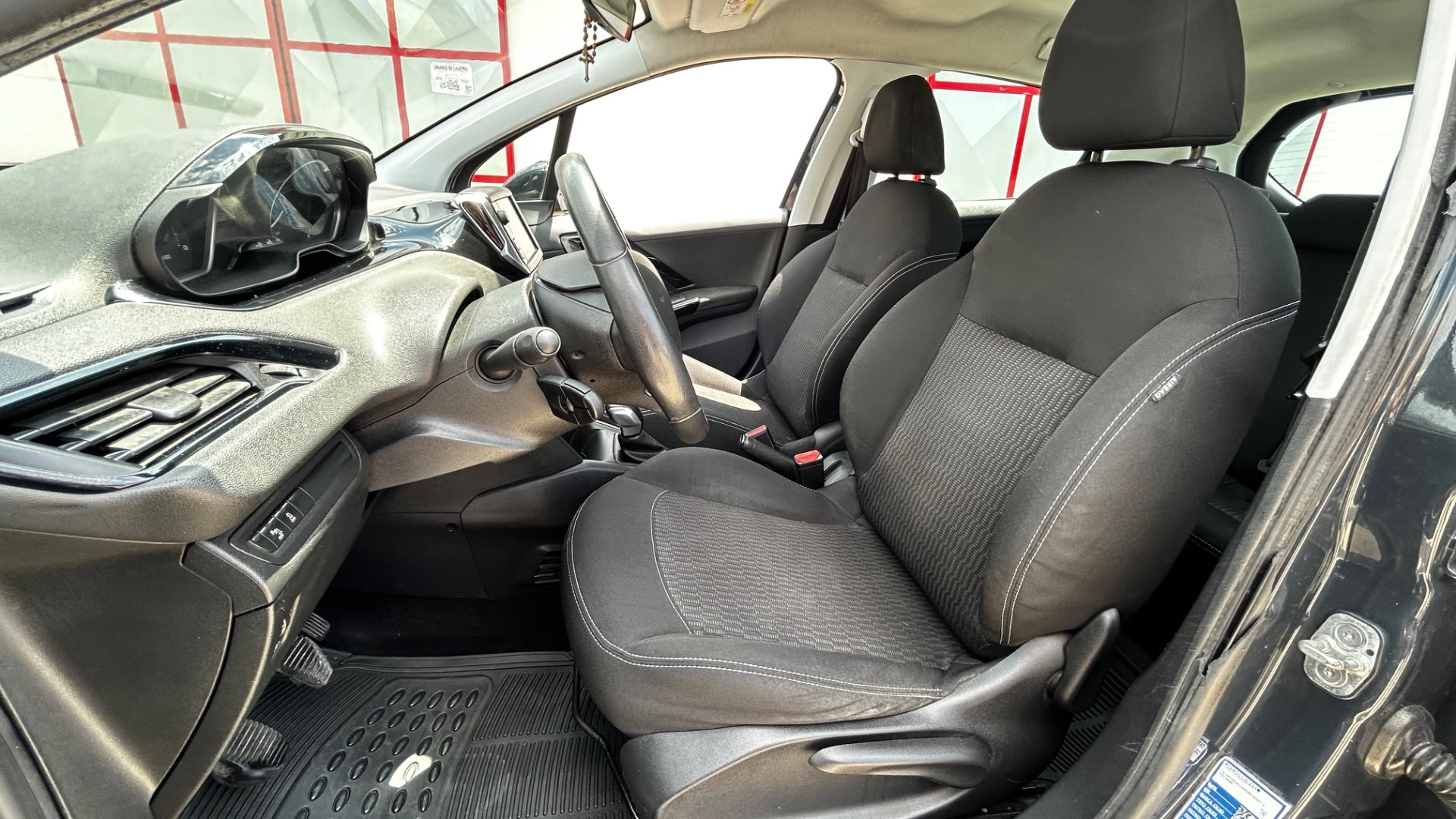 Peugeot 208 – foto 12